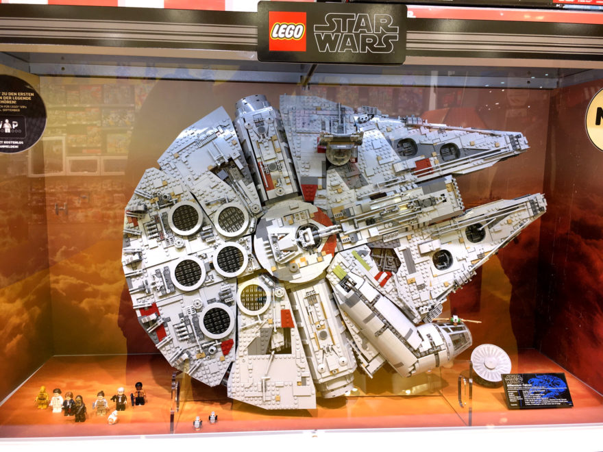 LEGO® Star Wars™ 75192 UCS Millennium Falcon™ im Schaukasten | ©2017 Brickzeit