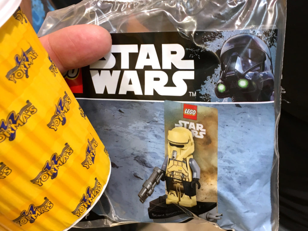 LEGO Star Wars 75192 UCS Millennium Falcon VIP Vorverkauf gewonnener Scarif Stormtrooper | © 2017 Brickzeit