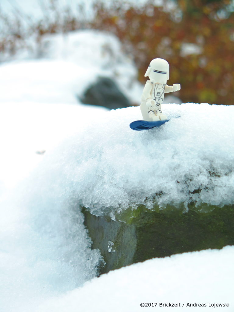 LEGO Fotografie Snowboarden First Order Snowtrooper Bild 03 | ©2017 Brickzeit