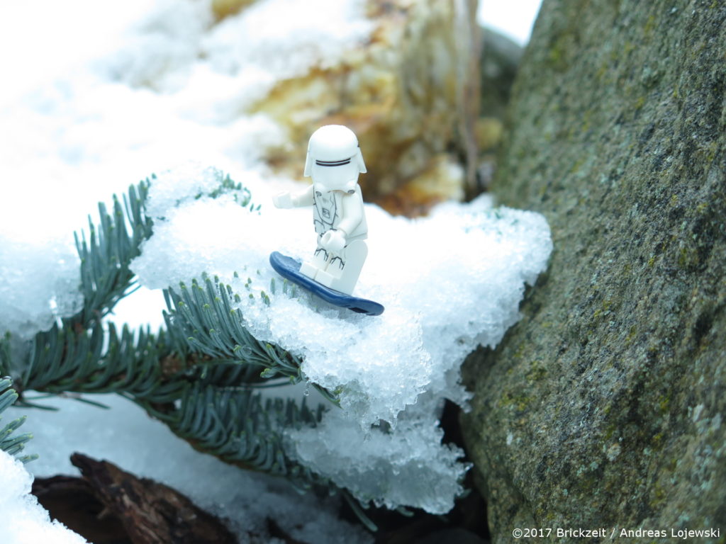 LEGO Fotografie Snowboarden First Order Snowtrooper Bild 04 | ©2017 Brickzeit