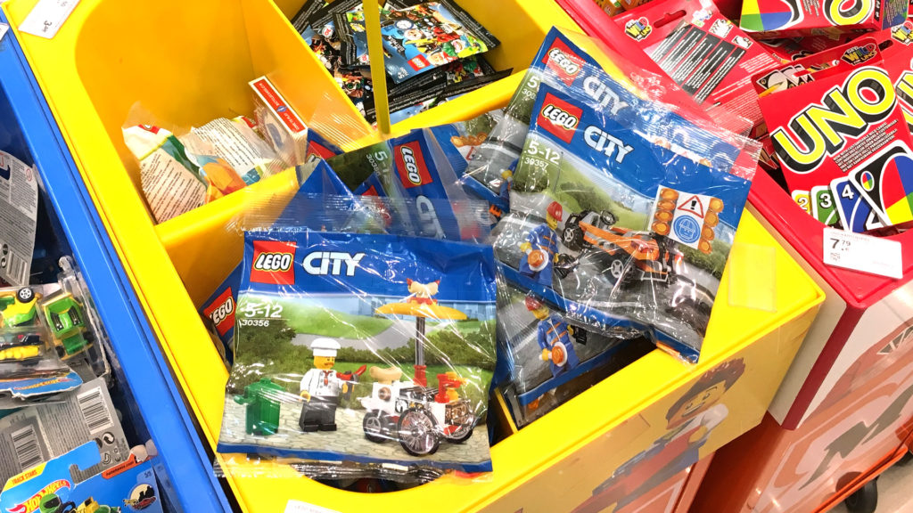 LEGO® City 30356 Hotdog-Wagen und LEGO® City 30357 Straßenarbeiter Polybags bei Müller größer | ©2018 Brickzeit