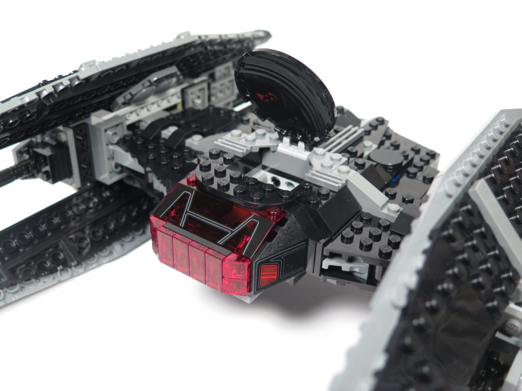 LEGO® Star Wars™ 75179 Kylo Ren's TIE Fighter - geöffnetes Cockpit | ©2018 Brickzeit