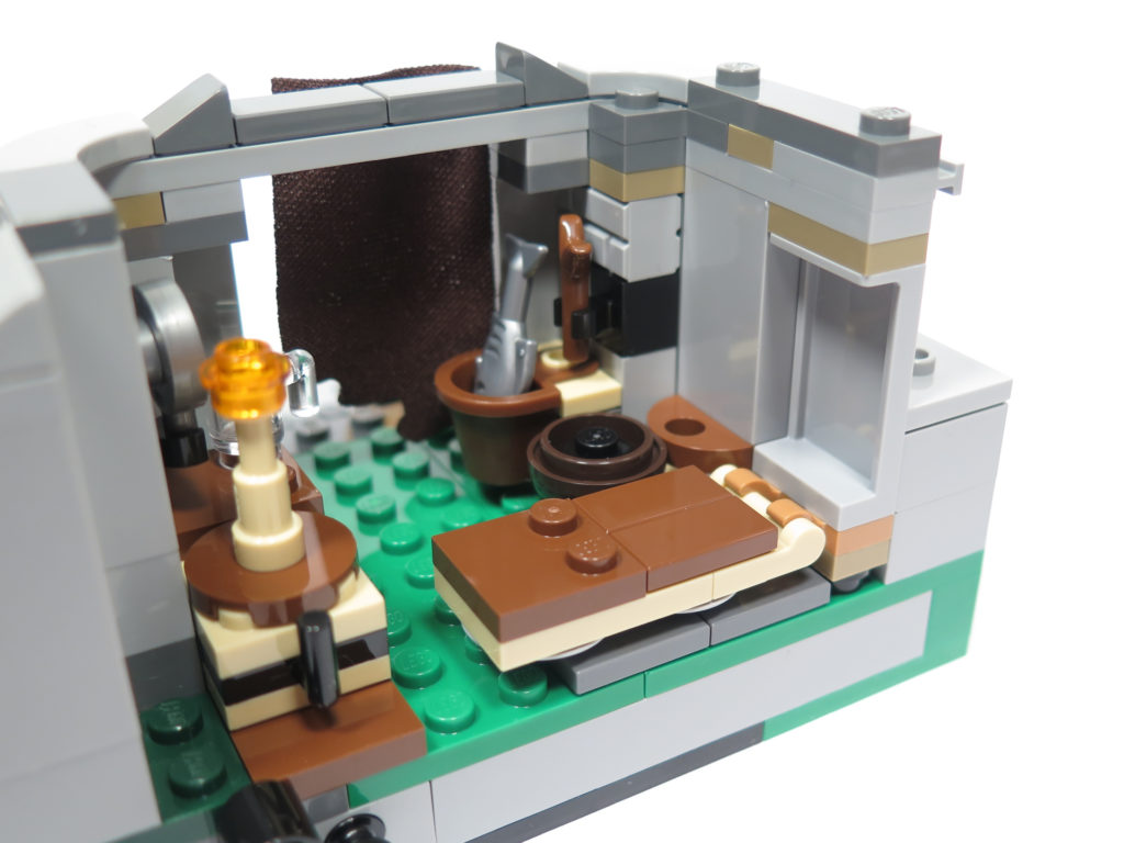 LEGO® Star Wars™ 75200 Ahch-To Island™ Training - Innen rechte Seite Bett | ©2018 Brickzeit