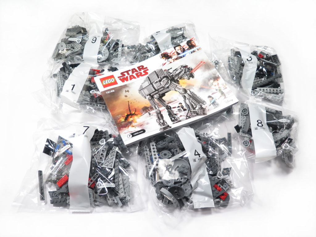 LEGO® Star Wars™ 75189 First Order Heavy Assault Walker™ - Inhalt | ©2018 Brickzeit