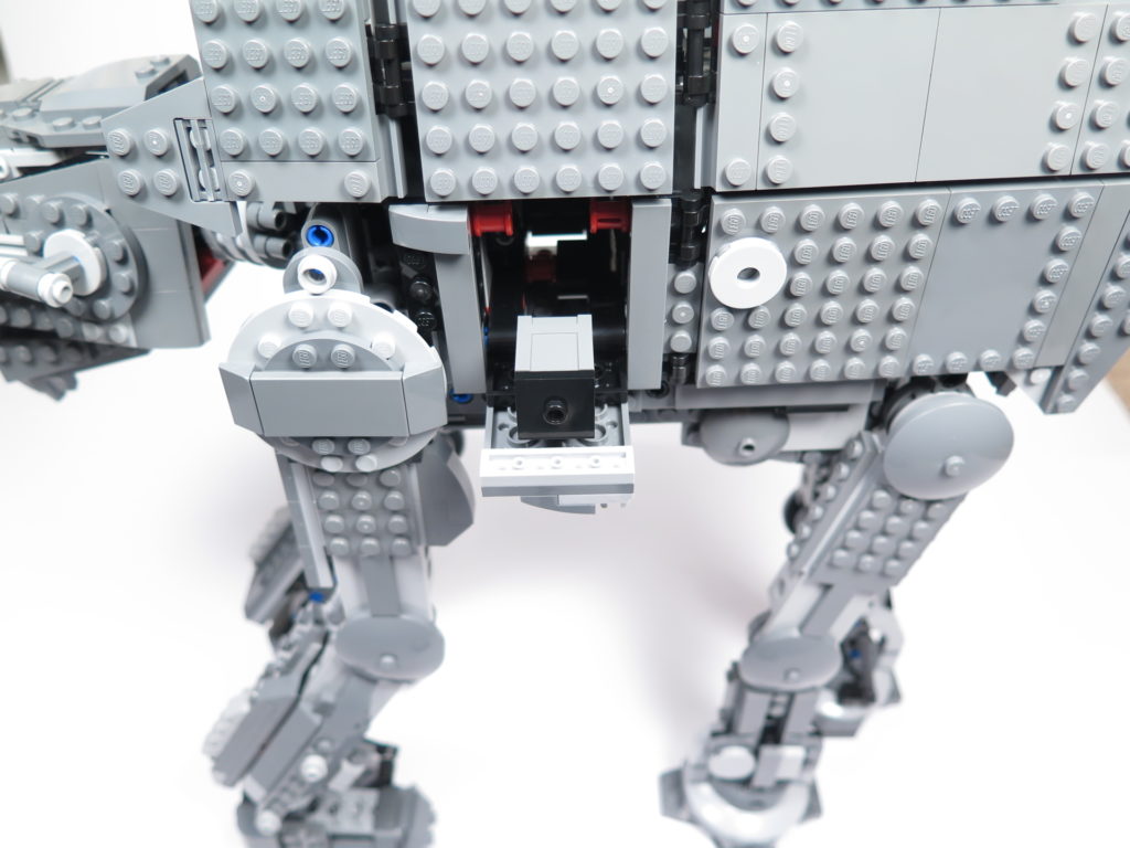 LEGO® Star Wars™ 75189 First Order Heavy Assault Walker™ - Klappe auf der linken Seite | ©2018 Brickzeit