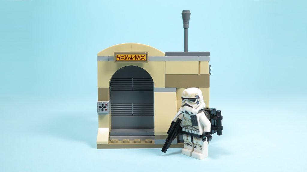 LEGO® Star Wars™ 75205 Mos Eisley Cantina™ - Bauabschnitt 2 - Eingang mit Sandtrooper | ©2018 Brickzeit