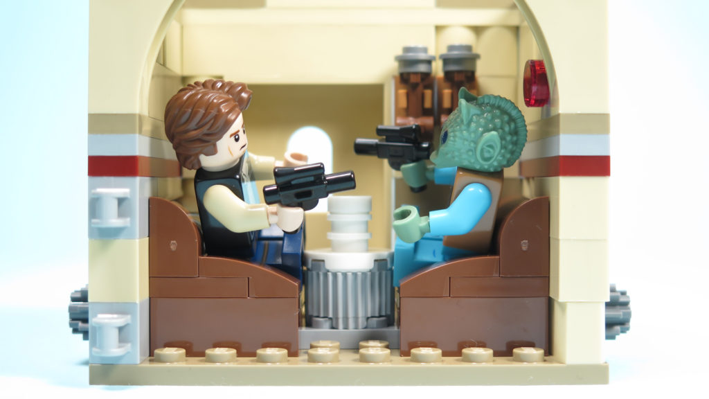 LEGO® Star Wars™ 75205 Mos Eisley Cantina™ - Bauabschnitt 3 - Nische mit Han Solo und Greedo | ©2018 Brickzeit