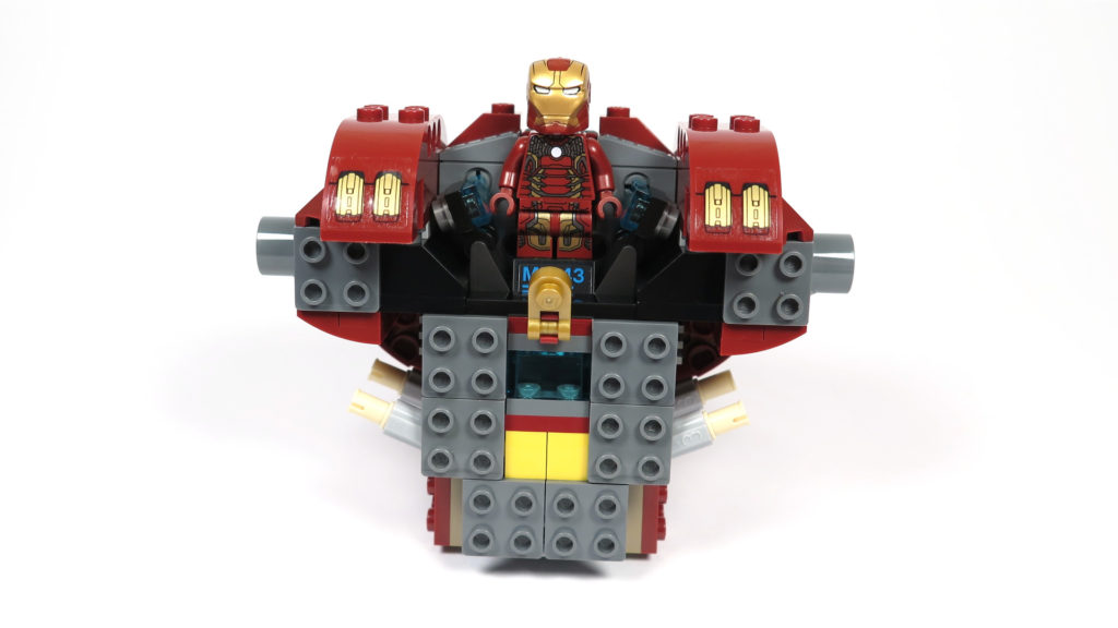 LEGO® Marvel Super Heroes - 76105 - Der Hulkbuster: Ultron Edition - Bauabschnitt 1 - Minifigur probiert schon mal das Cockpit | ©2018 Brickzeit