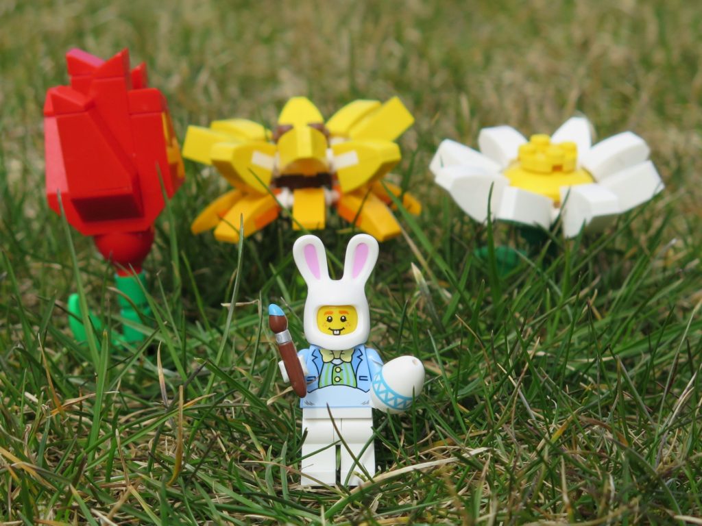 LEGO® Osterhase mit Blumen | ©2018 Brickzeit