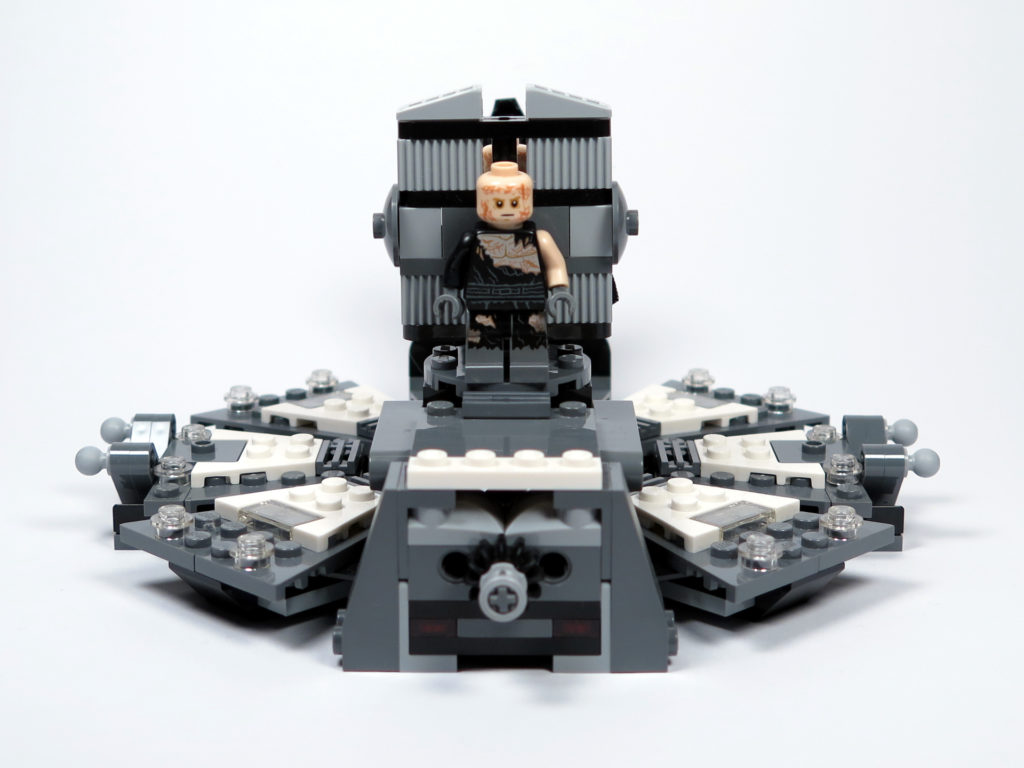 LEGO® Star Wars™ 75183 Darth Vader™ Transformation - Anakin auf Liege, aufgerichtet | ©2018 Brickzeit