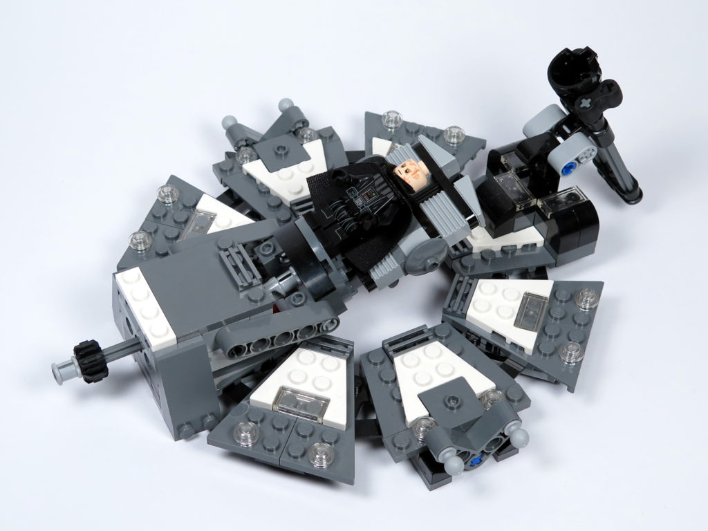 LEGO® Star Wars™ 75183 Darth Vader™ Transformation - Darth Vader auf Liege | ©2018 Brickzeit