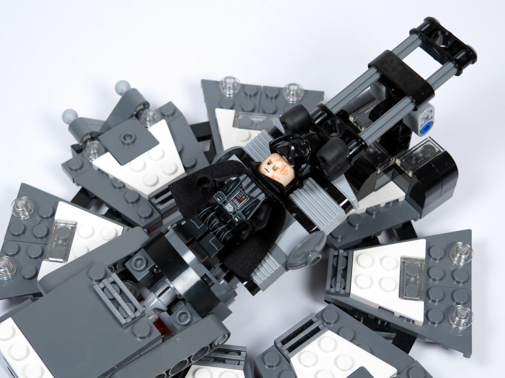 LEGO® Star Wars™ 75183 Darth Vader™ Transformation - Helm wird aufgesetzt | ©2018 Brickzeit