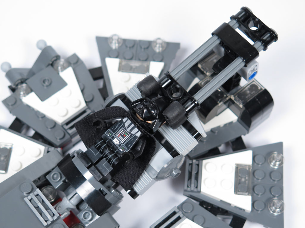 LEGO® Star Wars™ 75183 Darth Vader™ Transformation - Helm wird montiert | ©2018 Brickzeit