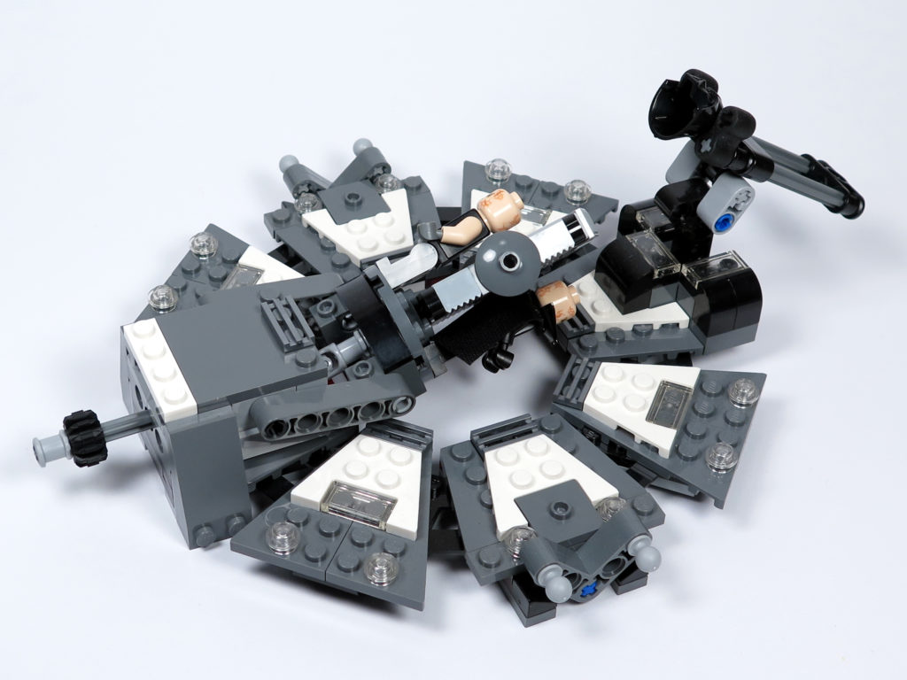 LEGO® Star Wars™ 75183 Darth Vader™ Transformation - Anakin und Vader auf Liege gedreht | ©2018 Brickzeit
