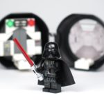LEGO® Star Wars™ Darth Vader Pod (5005376) - Darth Vader vor Pod mit Helm | ©2018 Brickzeit