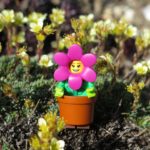 LEGO Minifiguren Serie 18 (71021) - Blumenmädchen entspannt | ®2018 Brickzeit