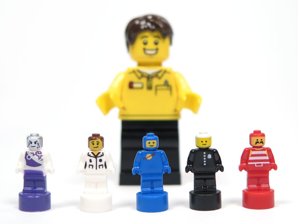 ®LEGO Minifigurenfabrik (5005358) - Micro-Figuren mit Minifigur im Hintergrund | ©2018 Brickzeit