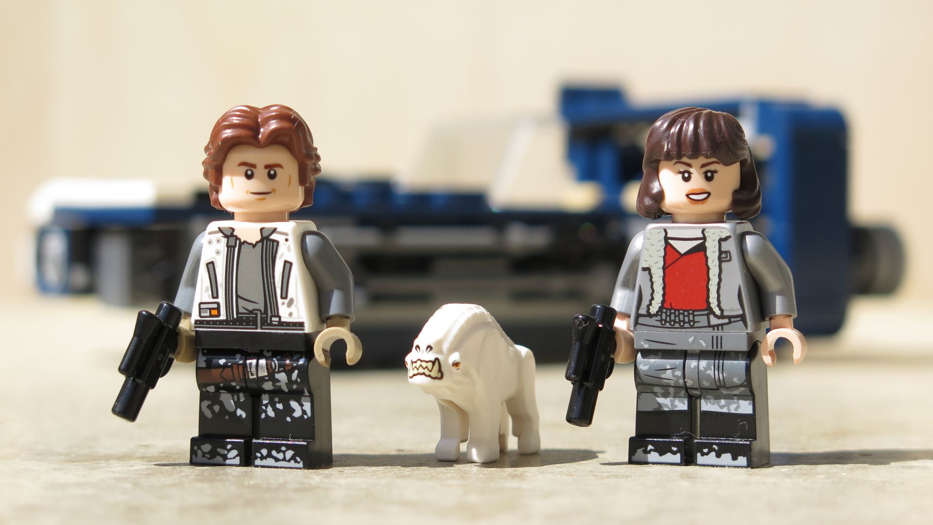 LEGO® Star Wars™ Han Solo's Landspeeder™ (75209) - Han Solo & Qi'ra & Correlian Hound vor Landspeeder | ©2018 Brickzeit