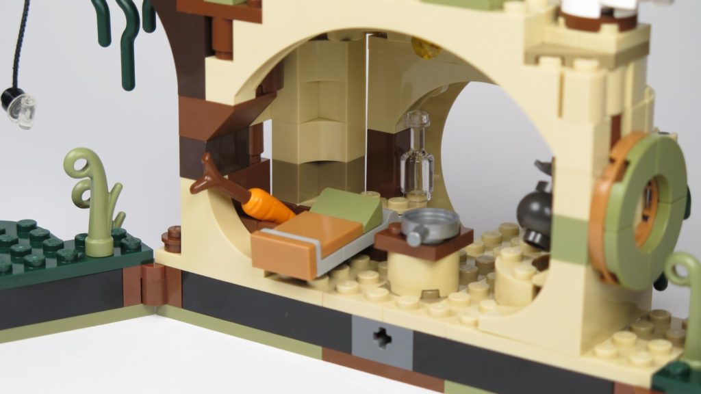 LEGO® Star Wars™ Yoda's Hütte (75208) - Bett, Vorratskiste, Flasche und Pfanne| ©2018 Brickzeit
