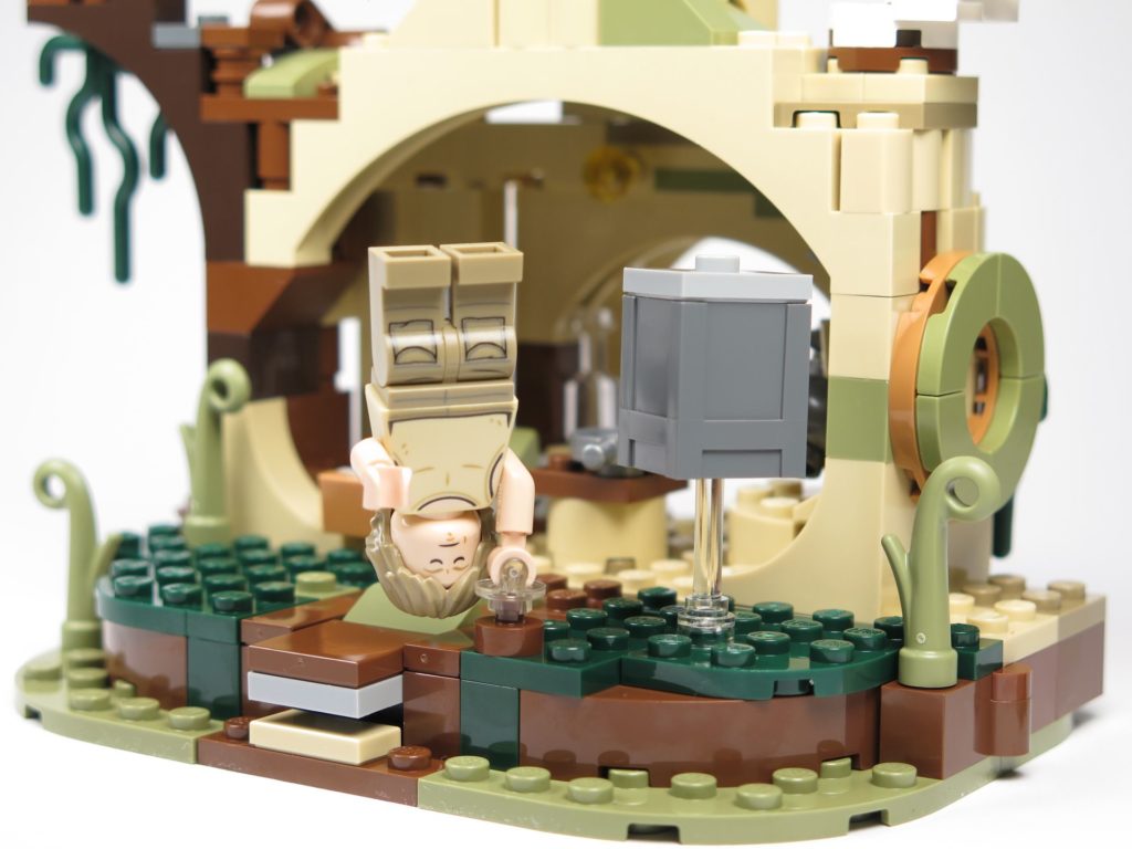 LEGO® Star Wars™ Yoda's Hütte (75208) - Luke im Handstand vor Hütte | ©2018 Brickzeit