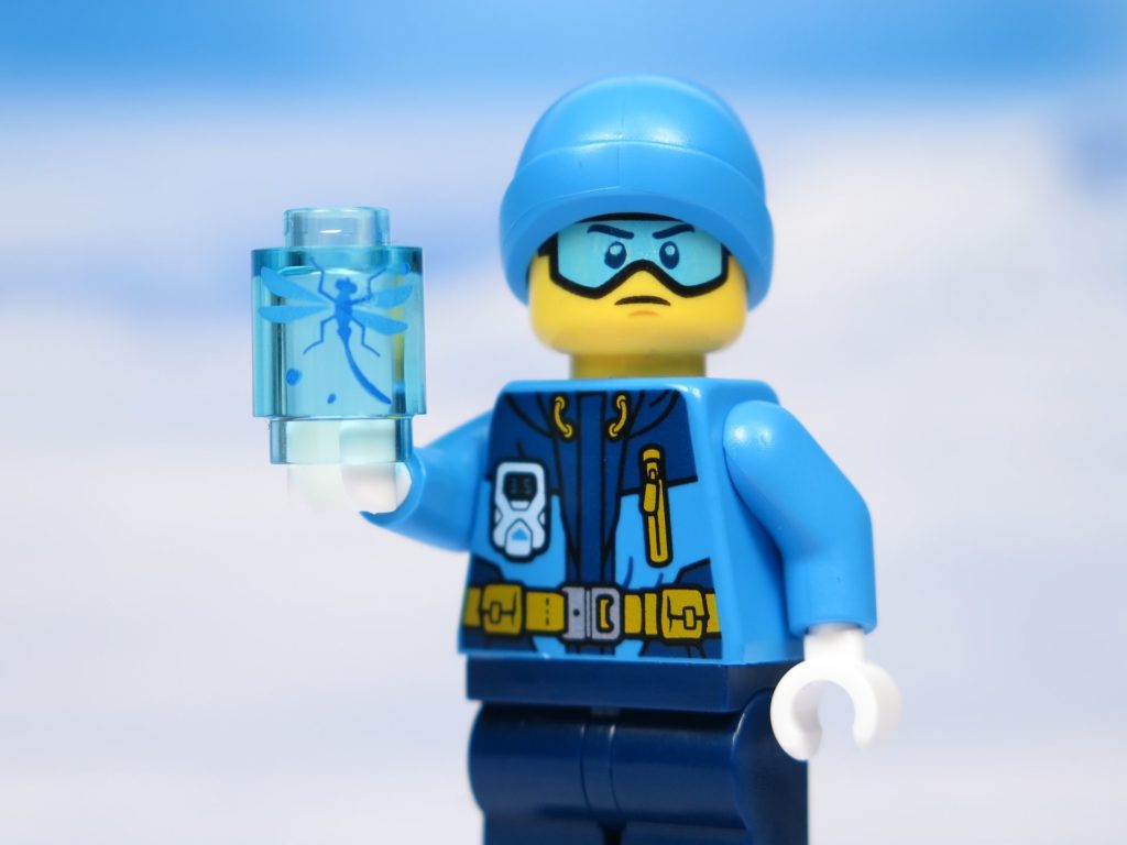 LEGO® City Arktis Eissäge - Minifigur mit eingefrorenem Insekt in der Hand | ®2018 Brickzeit
