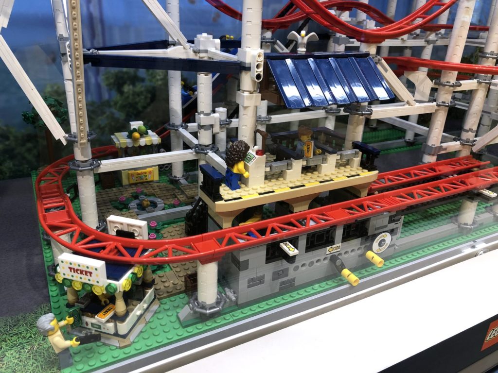 LEGO® Creator Expert Achterbahn (10261) - Wartebereich, Tickethäuschen und Funktionen | ©2018 Brickzeit