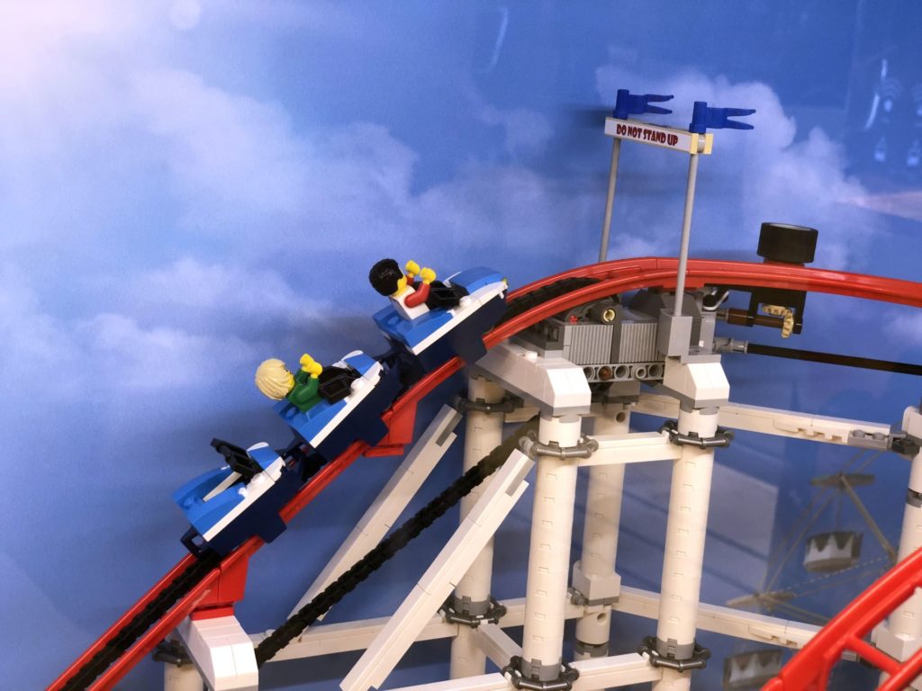 LEGO® Creator Expert Achterbahn (10261) - Wagen auf dem Weg nach oben | ©2018 Brickzeit