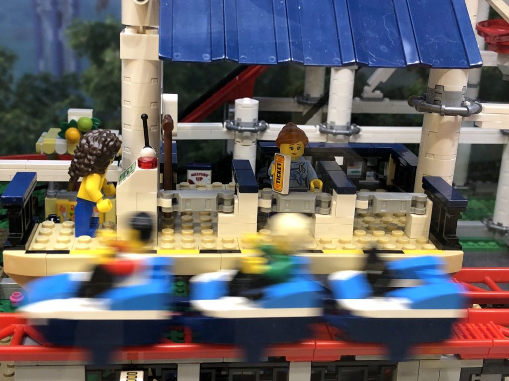 LEGO® Creator Expert Achterbahn (10261) - Wartebereich mit vorbeiflitzendem Wagon | ©2018 Brickzeit
