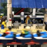 LEGO® Creator Expert Achterbahn (10261) - Wartebereich mit vorbeiflitzendem Wagon | ©2018 Brickzeit