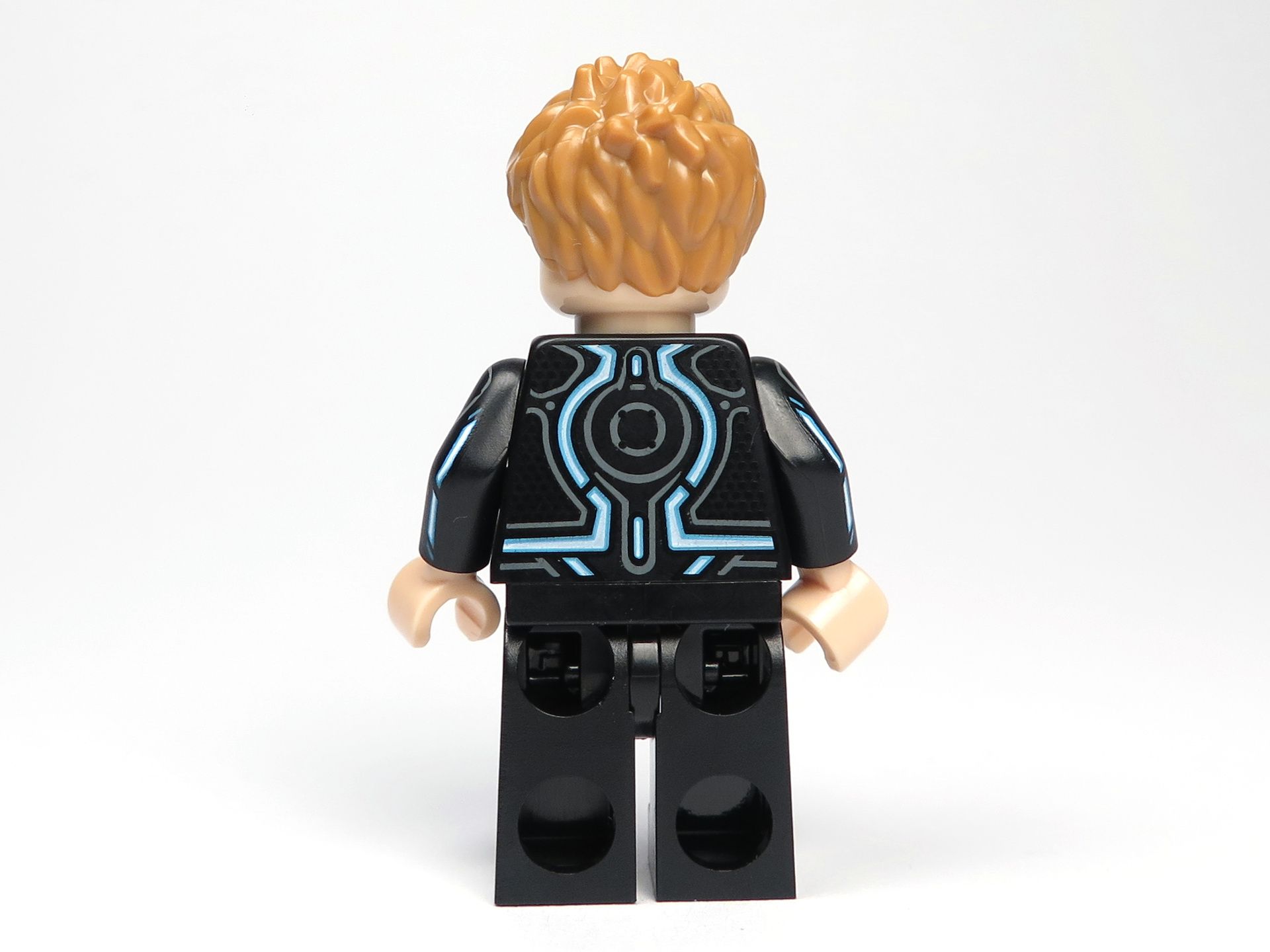 LEGO® Ideas TRON: Legacy (21314) - Sam Flynn mit Haaren - Rückseite | ©2018 Brickzeit