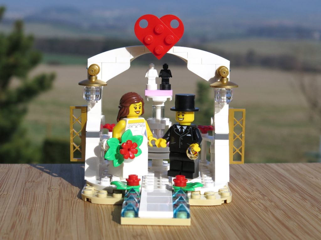 LEGO® Minifiguren Hochzeits-Set 2018 (40197) - Brautpaar vor Pavillon 2 | ©2018 Brickzeit