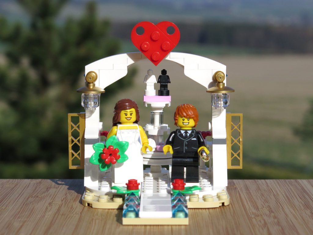 LEGO® Minifiguren Hochzeits-Set 2018 (40197) - Brautpaar vor Pavillon 4 | ©2018 Brickzeit