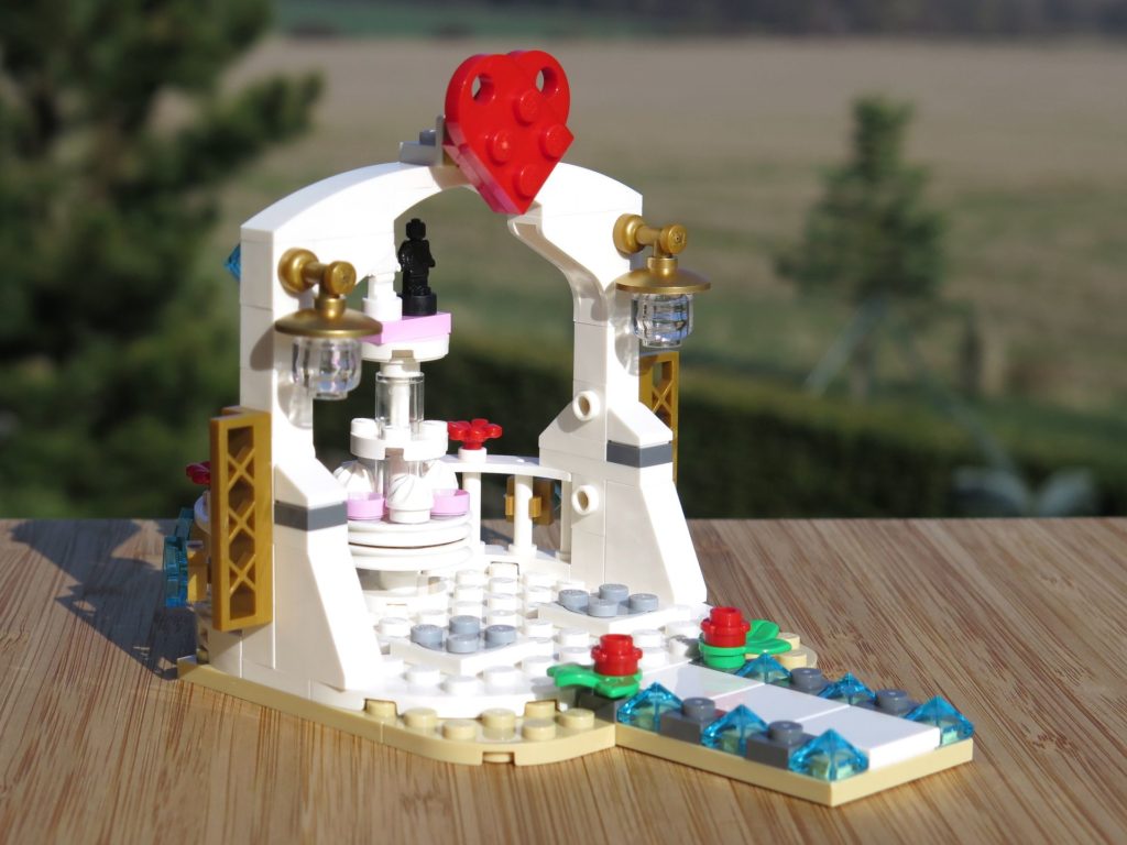 LEGO® Minifiguren Hochzeits-Set 2018 (40197) - Pavillon seitlich | ©2018 Brickzeit
