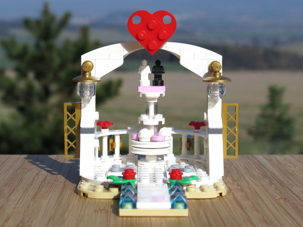 LEGO® Minifiguren Hochzeits-Set 2018 (40197) - Pavillon Vorderseite | ©2018 Brickzeit
