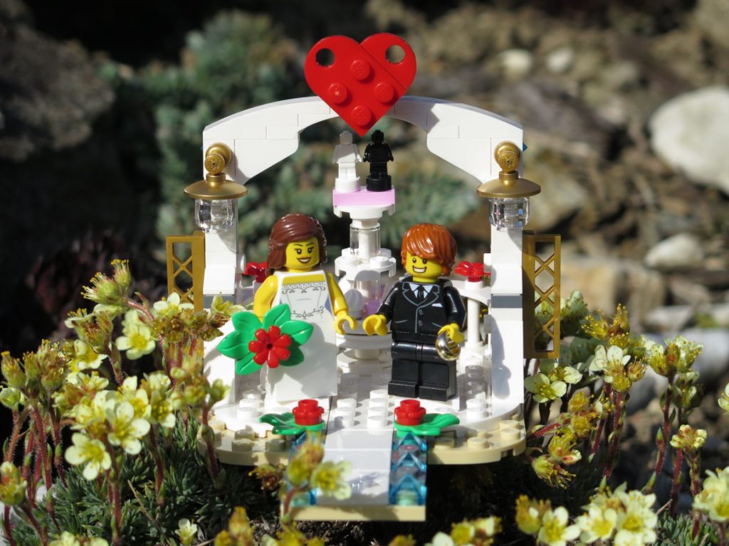 LEGO® Minifiguren Hochzeits-Set 2018 (40197) - Set in Blumen | ©2018 Brickzeit