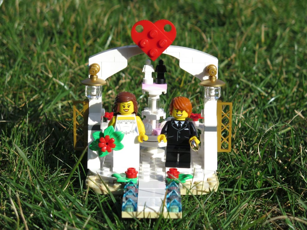 LEGO® Minifiguren Hochzeits-Set 2018 (40197) - Set im Gras | ©2018 Brickzeit
