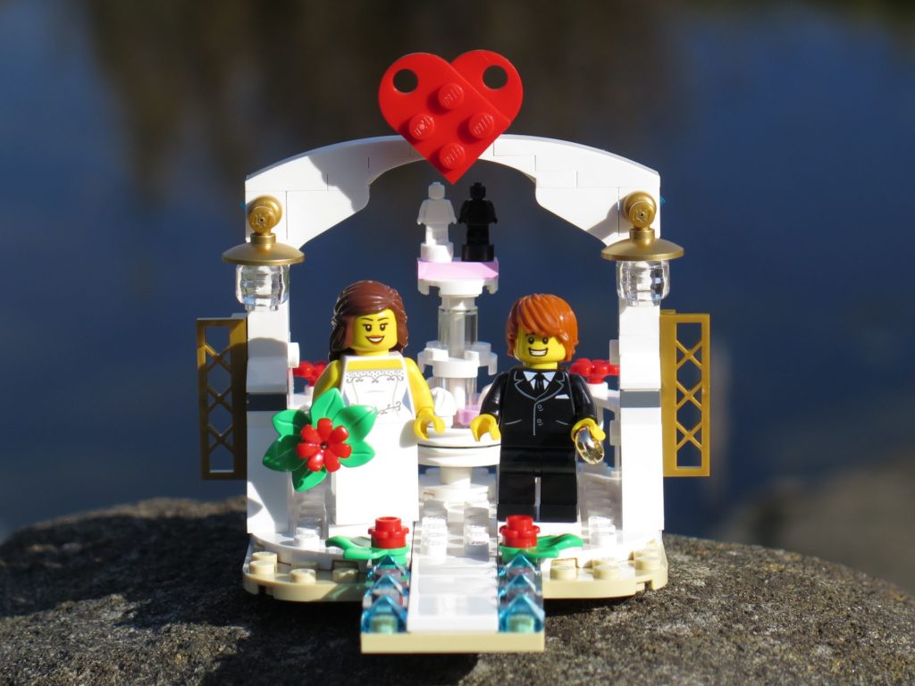 LEGO® Minifiguren Hochzeits-Set 2018 (40197) - Set vor Wasser | ©2018 Brickzeit