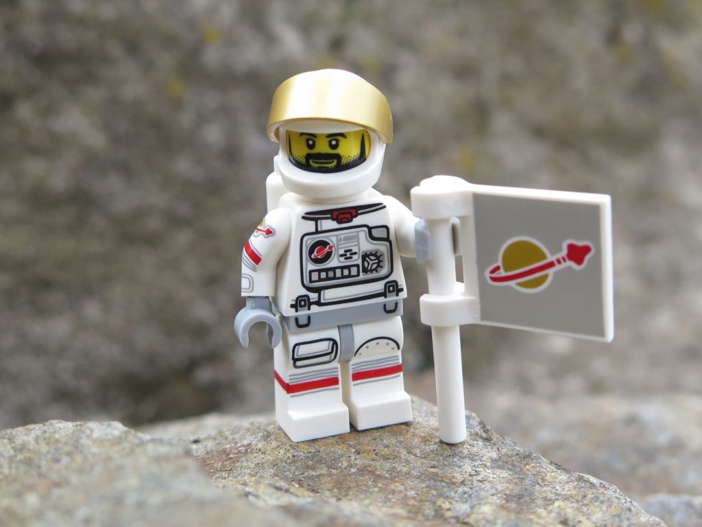 LEGO® Minifiguren Serie 15 (71011) - Astronaut stellt Fahne auf | ©2018 Brickzeit