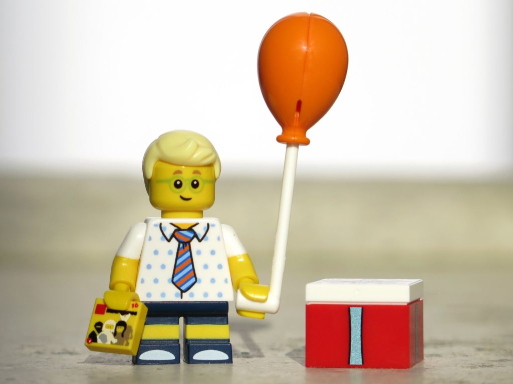 LEGO® Minifiguren Serie 18 (71021) - Jung mit Ballon | ©2018 Brickzeit