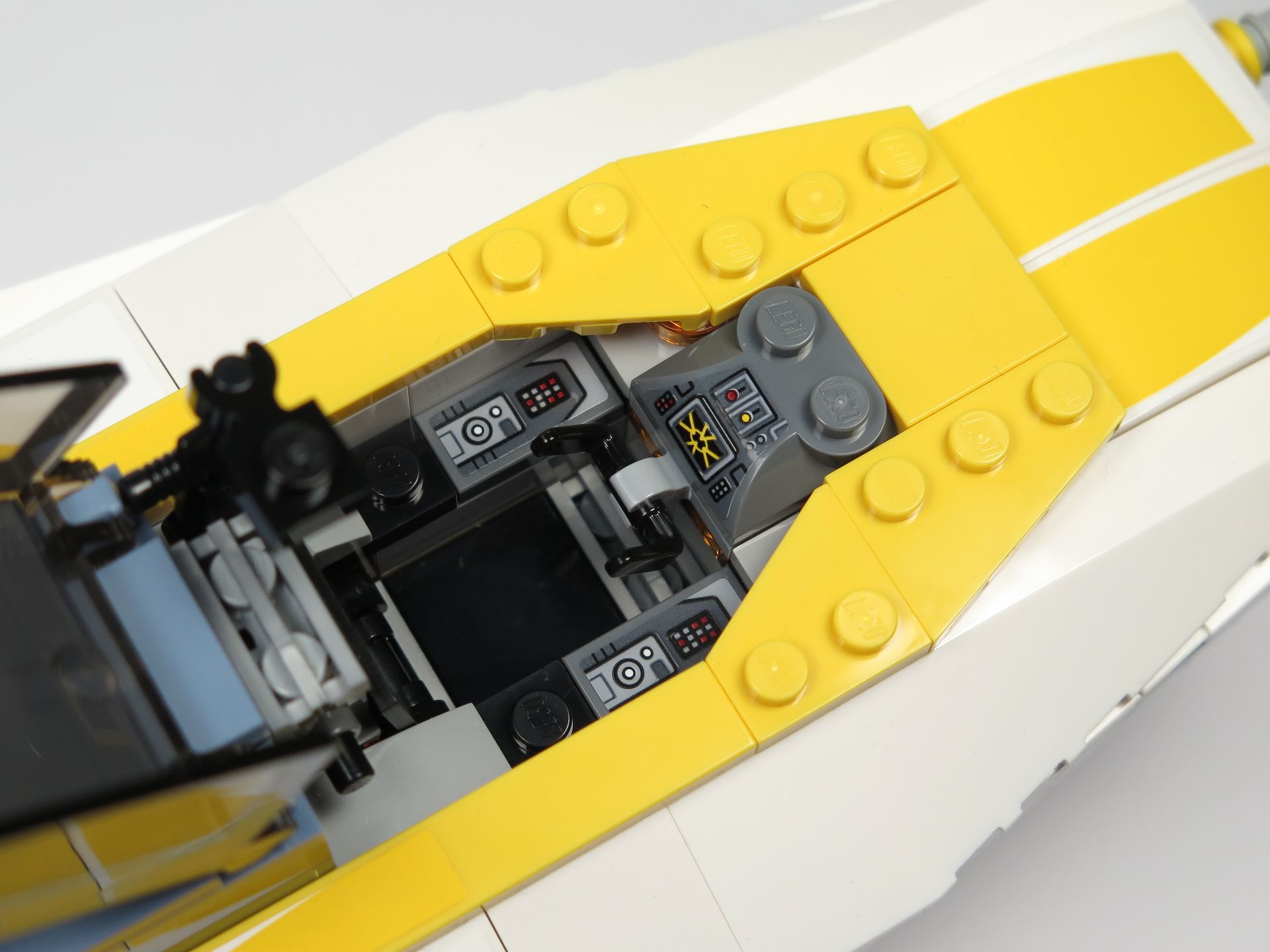 LEGO® Star Wars™ UCS Y-Wing Starfighter - Cockpit | ©2018 Brickzeit