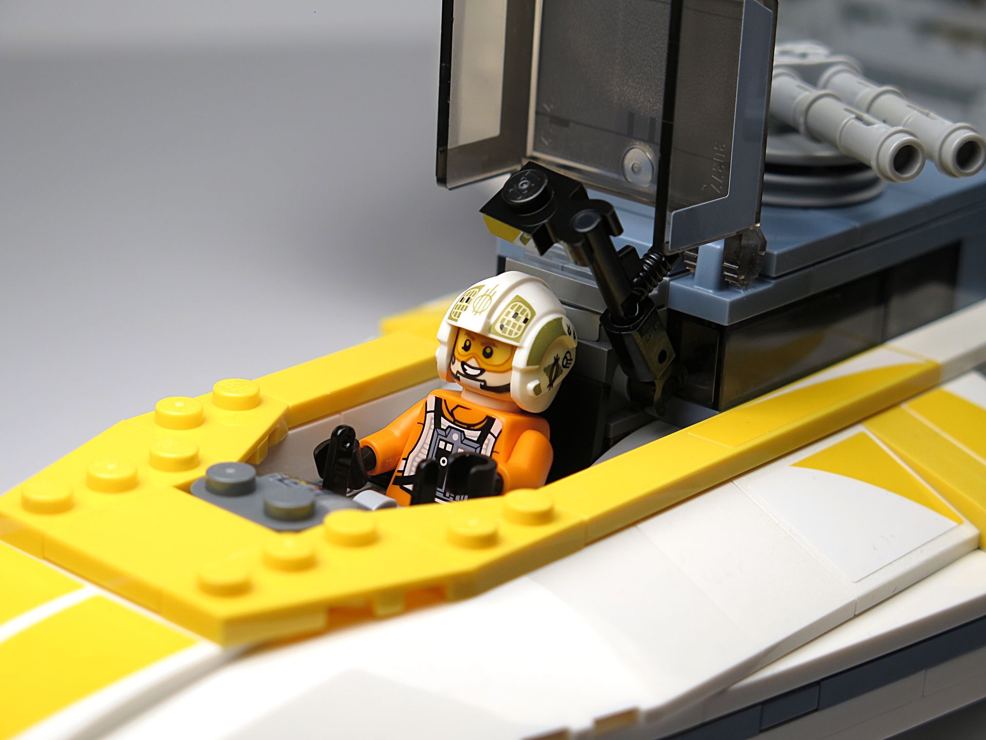 LEGO® Star Wars™ UCS Y-Wing Starfighter - Gold Leader im Cockpit | ©2018 Brickzeit