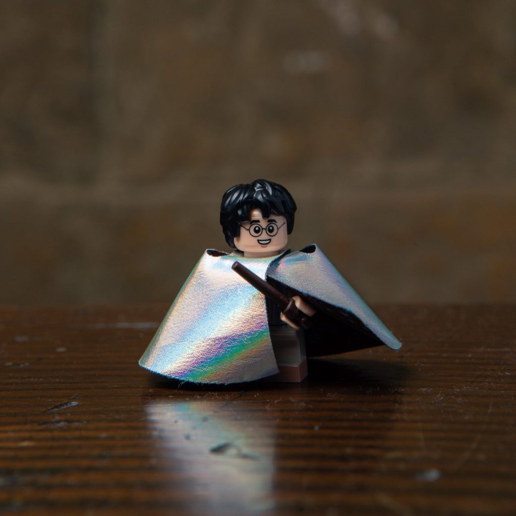 LEGO® Harry Potter Minifiguren Serie (71022) - Harry Potter mit Unsichtbarkeitsumhang | ©2018 LEGO Gruppe