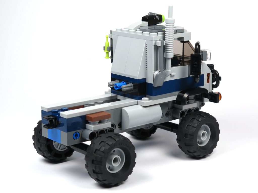 LEGO® Jurassic World Carnotaurus (75929) - Bauabschnitt 1 - Fahrzeug mit Rädern, hinten rechts | ©2018 Brickzeit