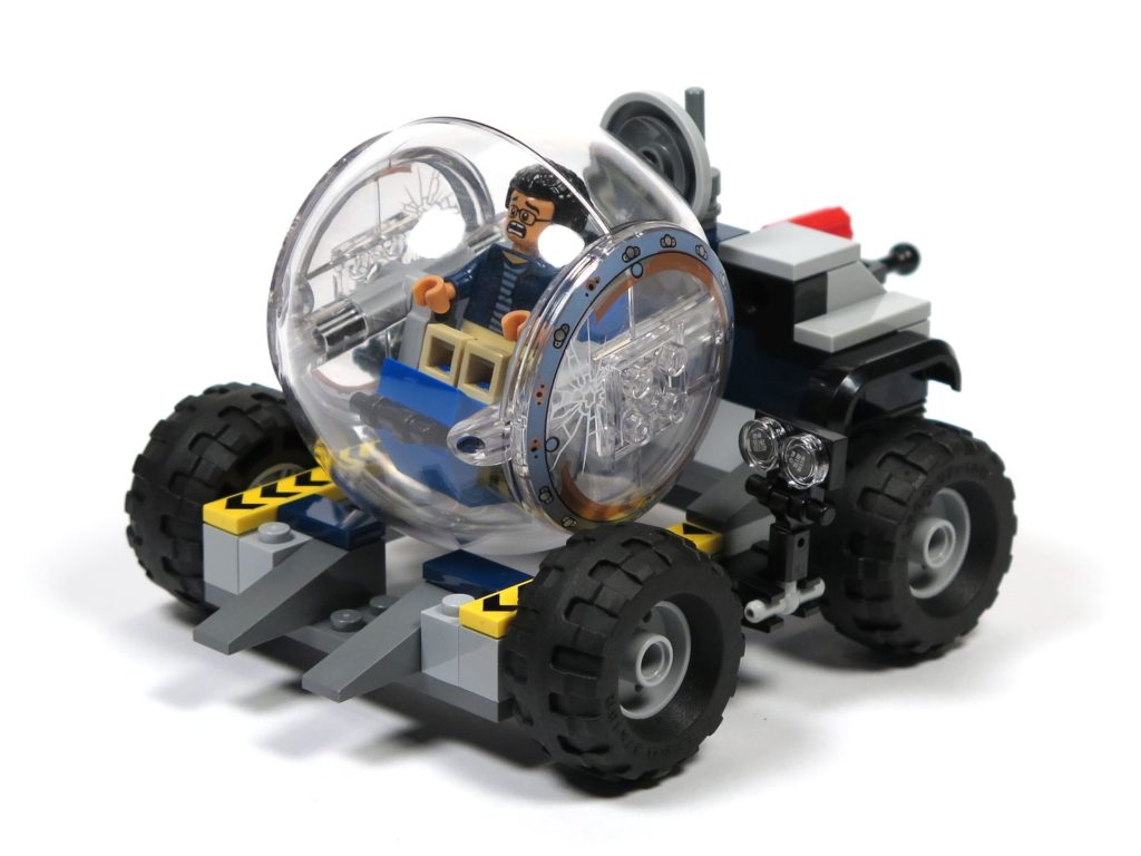 LEGO® Jurassic World Carnotaurus (75929) - Bauabschnitt 3 - Anhänger mit Gyrosphere hinten rechts | ©2018 Brickzeit