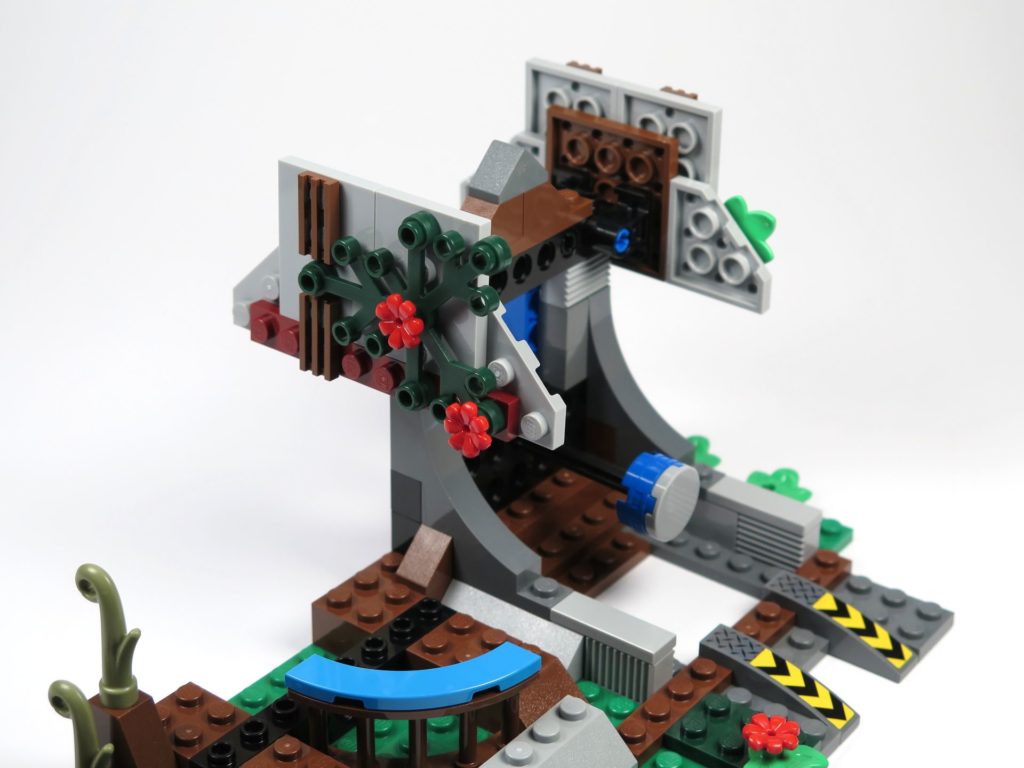 LEGO® Jurassic World Carnotaurus (75929) - Bauabschnitt 4, Teil 5 - Dachplattern montiert | ©2018 Brickzeit