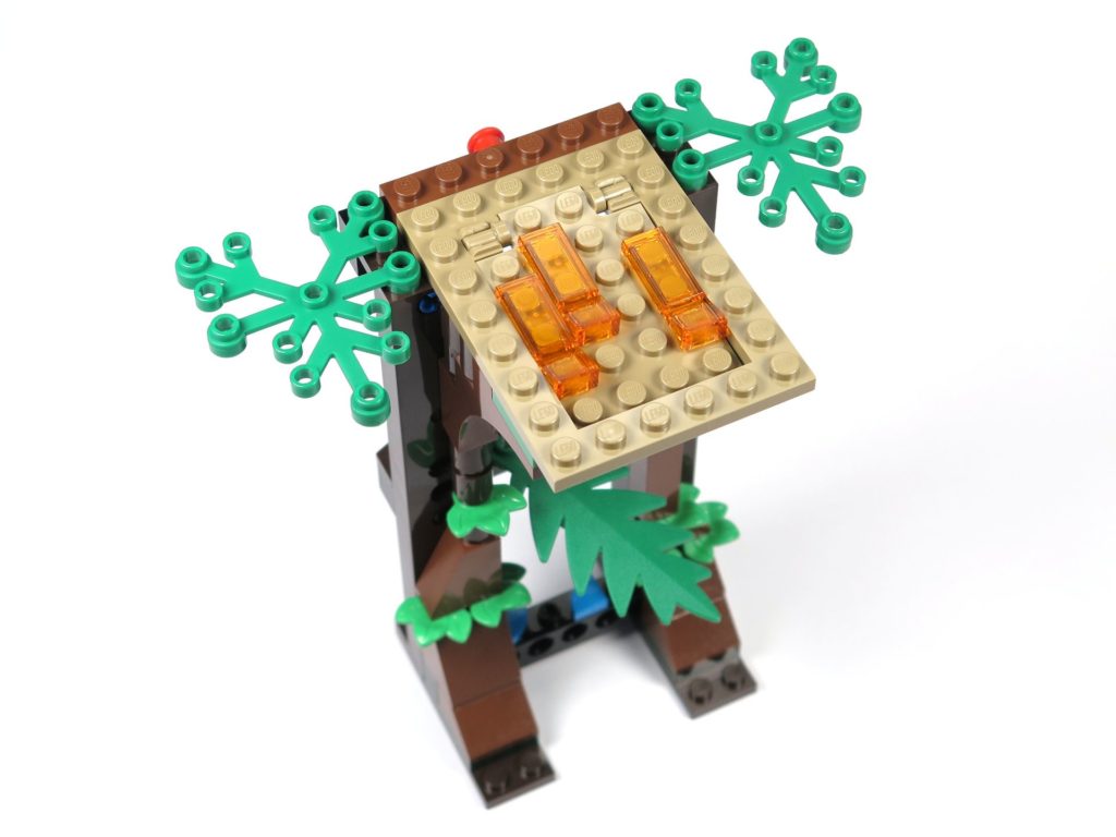 LEGO® Jurassic World Carnotaurus (75929) - Bauabschnitt 5, Teil 3 - Klappe mit Lava geschlossen | ©2018 Brickzeit