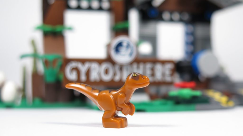 LEGO® Jurassic World Carnotaurus (75929) - Baby Raptor | ©2018 Brickzeit