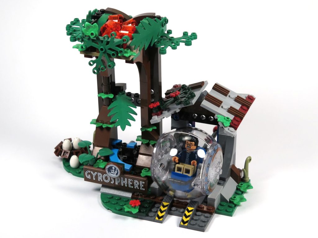 LEGO® Jurassic World Carnotaurus (75929) - Gyrosphere bei Startpunkt am Haus, Perspektive | ©2018 Brickzeit