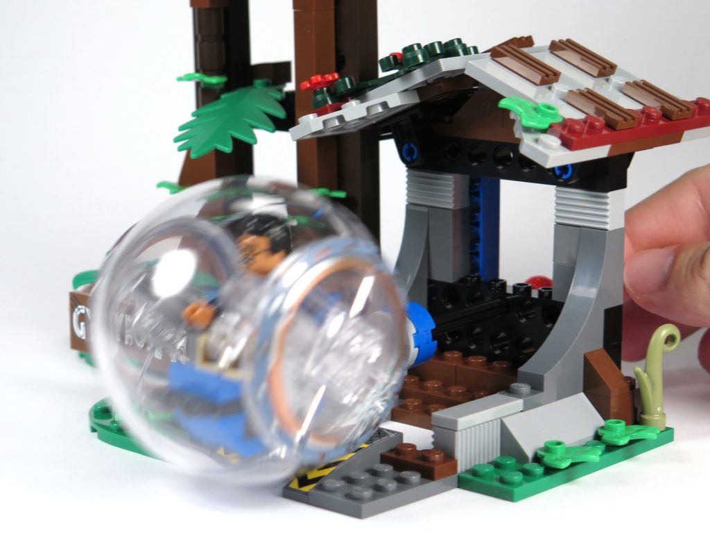 LEGO® Jurassic World Carnotaurus (75929) - Gyrosphere angeschoben bei Häuschen | ©2018 Brickzeit