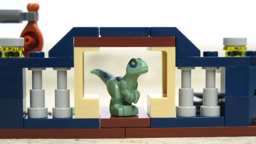 LEGO® Jurassic World™ Spielgehege für Baby-Velociraptor (30382) - Blue am Eingang | ®2018 Brickzeit